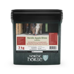 Nordic Apple Bites er en velsmagende godbid med æblesmag, der bidrager med et højt indhold af fibre, pektiner og omega-3 fedtsyrer fra hørfrøolie. Lækre godbidder med æblesmag og naturlige ingredienser – uden syntetiske tilsætningsstoffer. ANVENDELSE: · - Som belønning til alle heste · - Ved træning som positiv forstærkning · - For tildeling af ekstra pektin og calcium Sammensætning SAMMENSÆTNING: Lucerne, æblekvas, hvedemel, calciumcarbonat, hørfrøolie, natriumklorid. INDHOLDS- & SPORSTOFFER: Råprotein 7,7 % Råfedt 4,0 % Træstof 26,1 % Råaske 10,8 % Calcium 1,57 % Fosfor 0,17 % Natrium 0,70 % Sukker 4,2 % Stivelse 6,6 %